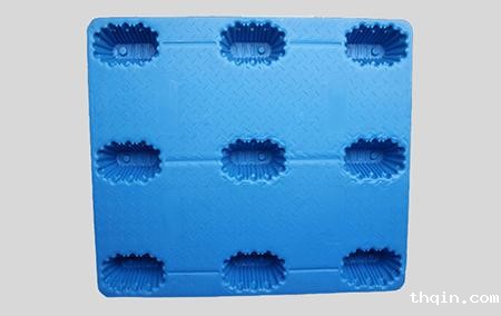 在吹塑托盘上堆放货物时应注意哪些方面？